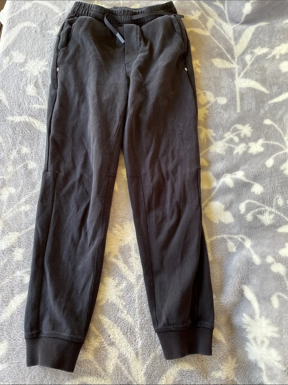 Gap 5 pc Bundle- jogger/sweatpants & 3 tees- essential wardrobe  Sz L